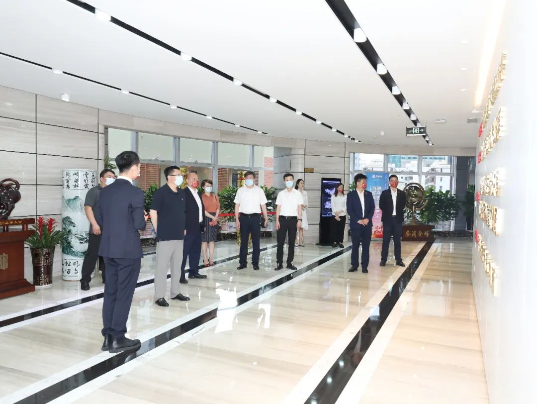 青島市政協(xié)副主席、嶗山區(qū)委書記張元升一行蒞臨中裝建設調(diào)研考察